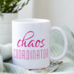 Chaos Coordinator Rosa Script Coffee Mugg<br><div class="desc">Chaos Coordinator Rosa Script Coffee Mugg är en enkel design av "kaoskoordinator" i en typografisk text för rosa av roligt. Perfekt för det upptagna mamma,  pappa,  buss,  lärare,  idrottslag eller chef. Designad av ©Evco Studio www.zazzle.com/store/evcostudio</div>
