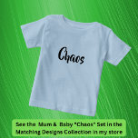 Chaos följer mig överallt, Mor Child Matching T Shirt<br><div class="desc">Mamma-Shirt säger "Chaos följer mig överallt",  Baby/Barn T-Shirt lyder "Chaos" - se mycket mer underbara familjematchningsmönster i samlingen i min butik!</div>