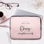 Chaos-koordinator Laptop Fodral<br><div class="desc">Du kan anpassa den här användbara bröllopsfixaren med hennes namn.</div>