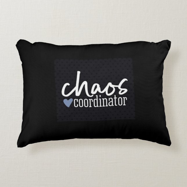 **CHAOS-KOORDINATOR** ROLIGT/UTE-PILLOW PRYDNADSKUDDE (Framsidan)