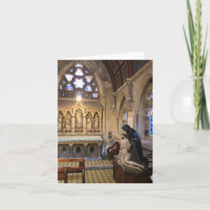 Chapel Insida med fönster med fastfärgat glas. Kort