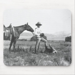 Charles Belden med hästen och skull.en Musmatta