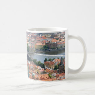 Charles överbryggar muggen kaffemugg
