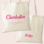 Charleston Bachelorette Party Personlig Tote Tygkasse<br><div class="desc">Få party att börja med den här Charleston-personligen för återsändande av rosa till väskan. Det här trendiget är utformat så att du får en Bachelorette-stad i ett snyggt-återbildningsteckensnitt,  med gott om utrymme för anpassning med bridens namn och datum. Perfekt lägger till lite roligt och fläkt i din händelse.</div>