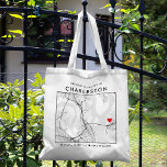Charleston Kärlek Locator | City Karta Bröllop Väl Tygkasse<br><div class="desc">En roligt till väskan för ett bröllop eller något annat tillfälle som tar ställe i den vackra staden Charleston, South Carolina. Den här tälten har ett omkrets karta i stadskärnan i en ram med svart ram. På toppen står ett kort välkommet hälsning och stadens namn. På grund-sidan finns stadens latitud-...</div>