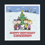 Charlie Brown och Friends Winter Birthday Pappersservett<br><div class="desc">Önskar den där födelsedagslungen i ditt liv en Grattis på födelsedagen med den här toppen söta peanuts-skylten med hela Peanuts-gänget! Anpassa genom att lägga till ditt namn.</div>