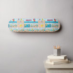 Charlie Brown och Sally vid stranden Mini Skateboard Bräda 18,5 Cm<br><div class="desc">Jordnötter, som skapats av Charles M. Schulz, är en berömd tecknad som löpte från 1950 till 2000 och som innehöll ett barnskifte som leddes av den ikoniska karaktären Charlie Brown. Bandet kännetecknas av sina filosofiska och psykologiska undertoner, som ofta utforskar barndoms-, vänskaps- och livets komplexitet genom dess unga personers lins....</div>