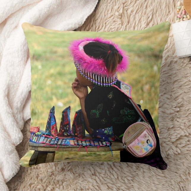 Charm and Tradition: Souvenir Merchant Kudde (Filt)