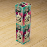 CHARM /Dam with Mask Monogram Rosa Teal Grönt Vinlåda<br><div class="desc">Elegant, vit dam med en sofistikerad venetiansk luddermask i pulserande rosa, grönt, fuchsia, svart, vit färg,  inspirerad av konstkomedi (Commedia dell'Arte) och karnival av Venedig,  vattenfärgning med folie guld och silver.</div>