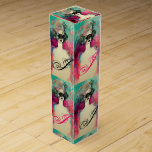 CHARM /Dam with Mask Monogram Rosa Teal Grönt Vinlåda<br><div class="desc">Elegant, vit dam med en sofistikerad venetiansk luddermask i pulserande rosa, grönt, fuchsia, svart, vit färg,  inspirerad av konstkomedi (Commedia dell'Arte) och karnival av Venedig,  vattenfärgning med folie guld och silver.</div>