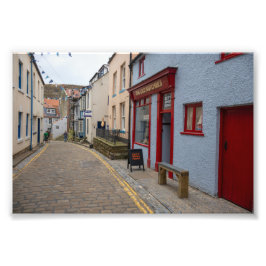 Charmerande kullerstensgata i Staithes by Fototryck