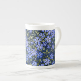 Charmerande spridda blå vinca blommor djupblå benporslin mugg
