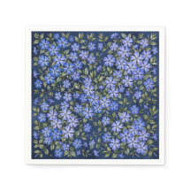 Charmerande spridda blå vinca blommor djupblå