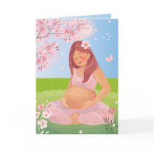 Charmig gravid mamma i naturen i pastellfärger