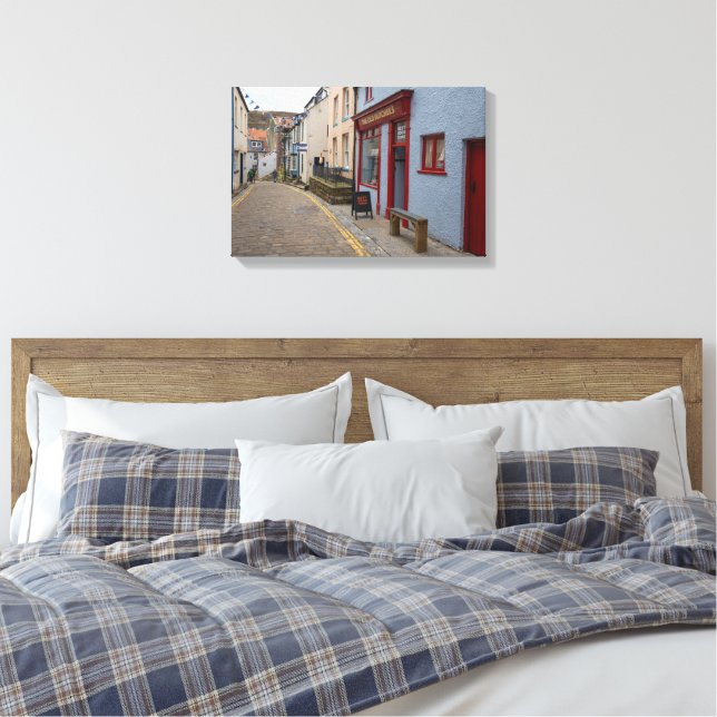 Charmig kullerstensgata i Staithes by Canvastryck (Insitu (sovrum))