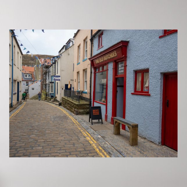 Charmig kullerstensgata i Staithes by Poster (Framsidan)