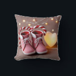 Charming 3D Baby-Bootyer: Dubbla-sidig utstrålning Kudde<br><div class="desc">Dessa förtjusande 3D baby-bootyer komar till livet i en charmig design,  perfekt för en unik baby-gåva. Vi skriver ut olika bilder på BÅDA SIDES för ökad mångsidighet och visuell dragningskraft.</div>