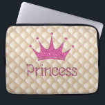 Charming Chic Pearls ,Tiara, Princess,Glittery Laptop Fodral<br><div class="desc">Bilden innehåller pärlor,  tiara och prinsessan rosa glittry på gräddbakgrunden.A trandy,  roligt,  funky,  snyggt och elegant,  flickgåva till kvinnor och tonårsflickor.</div>