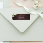 Charming Cottage Ro på Marsala Bröllop Returadress Etikett<br><div class="desc">Öka elegansen i dina bröllopsinbjudningar genom att använda dessa fantastiska burgundära returetiketter för blommigt. Vår "Charming Cottage Ro på Marsala" bröllopsetiketter kom med en vacker bukett av vit ros i det övre lämnat hörnet, vilket gör att designen får en mjuk och romantisk beröring. Du kan anpassa etiketterna med namn och...</div>