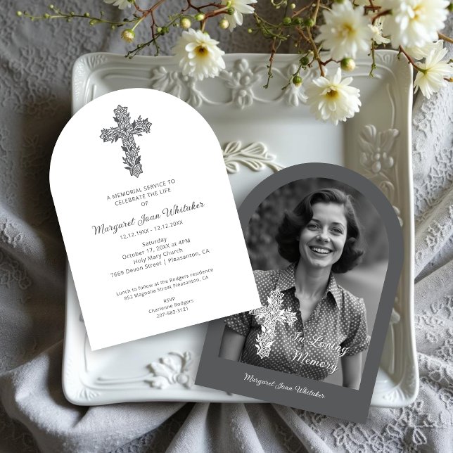 Charming Delicate Floral Christian Cross Funeral  Inbjudningar (Charming Delicate Floral Christian Cross Funeral Invitations Cards in Grey Shades with Back Photo.)