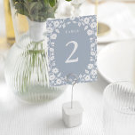 Charming Dusty Blue Romantic White Blommigt Flower Bordsnummer<br><div class="desc">Styr dina gäster i stil med det romantiska bröllop-bordsnummer-kortet för elegant, med samma charmerande vita folkblå blommigt ram på dammig blå bakgrund som på ett vackert sätt koordinerar med din inbjudan. Den handritade blommigten gräns tillför en romantisk, konstnärlig beröring samtidigt som utformningen är ren och lättläst. Bordsnumret markeras i mitten...</div>