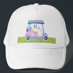 Charming Feminine Golf Cart Klubbs Monogram Namn Keps<br><div class="desc">MATCHNINGSOBJEKT FINNS TILLGÄNGLIGA I SAMLINGEN OVAN DENNA BESKRIVNING (Golfgal in Rosa and Blue). Detta är en charmerande unik golfvagn - vacker i rosa och blå med bara en liten glöd på tak - smakfullt gjord - redo till springa - golfmarkör boll. Typografi av anpassningsbarna för Monogram/ Initial och första namn....</div>