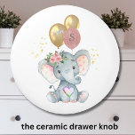 Charming Girl Elephant Rosa Balloons Heart Knopp<br><div class="desc">Du kommer att njuta av den här charmerande lådans knapp - med den värdefulla elefanten och rosa- och guld-ballonger - kompletterad med hennes monogram/inledande och "Kärlek" på den andra ballongen. Alla designfrågor skickar bara en chatta eller ett e-postmeddelande till charmdesignstudio@rcn.com,  och vi är glada att kunna hjälpa till.</div>