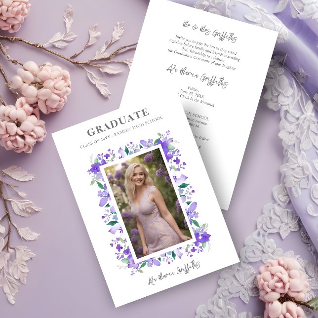 Charming Gracval Blommigt Studenten Lilac Photo Inbjudningar (Charming Graceful Floral Contemporary Purple Personalized Photo Graduation Invitation Card.)