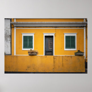 Charming Gult Facade med Gröntar Shutters Poster