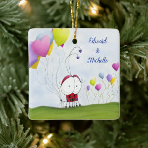 Charming Ladybug med färgstarka hjärtballonger Julgransprydnad Keramik