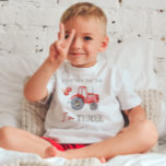 Charming Red Tractor Birthday T-Shirt<br><div class="desc">Vår beundransvärda T-shirt på traktorns födelsedag är det bästa sättet att markera ditt barns andra levnadsår med speciell beröring. I anpassad design visas ord "I'm THREE" i ett snyggt, lekfullt typsnitt, tillsammans med en vacker illustration av en söt röd traktor, och skapar det som ett perfekt val för din lilla...</div>