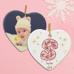 Charming Rosa Star Mönster Julgransprydnad Keramik<br><div class="desc">Fira din flicka i julas med en snygg rosa stjärna som är försedd med gyllene accenter. Anpassa det med namn och året, skapa en fullt av kärlek. Lägg till ett omhuldat foto på baksidan om du vill hämta ett värdefullt minne. Låt det gnistra och skina, för varma till vilket festrum...</div>