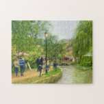 Charming Scenia River Walk Small Village Pussel<br><div class="desc">En Söndag eftermiddag - njutning av denna charmerande flod i en liten by. Cotswold's charm. Det kan verka långt borta i dag, men det kommer att vara ditt eget att njuta av när det är färdigt. Gå längs scenen väg, titta på charmstugarna, ha te och njut av platserna. Det här...</div>