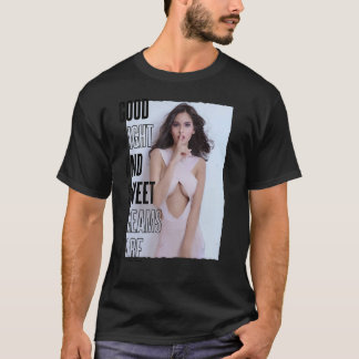 Charming Sexy Brunette Girl på Nightwear Manar Paj T Shirt