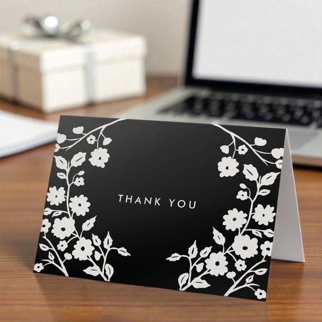 Charming White Folk Flowers Black Anpassningsbar T Kort (Skapare uppladdad)