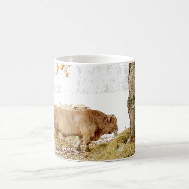 Charolaistjur i snön kaffemugg (Center)