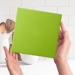 Chartreuse Grönt Solid Färg Plain Tile Kakelplatta<br><div class="desc">Denna enkla, minimalistiska och moderna formgivning är en ren och solid färg-platta som kommer att följa med vilket program som helst. Du kan använda det som en väggplatta som en högdager eller hela vägg för ett ryggsplash i ditt kök eller badrum eller i lera eller för att byta ut vintage...</div>