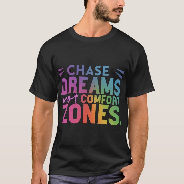 "Chase Dreams, not Comfort Zones T-Shirt" T Shirt (Framsida)