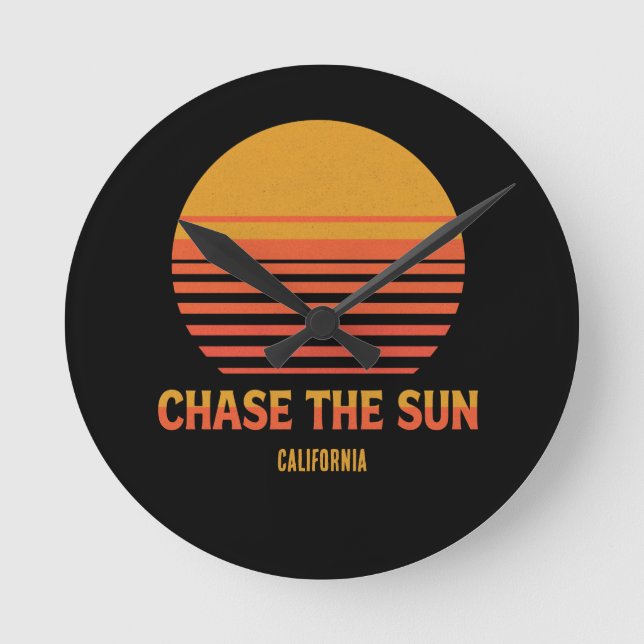 Chase The Sun Retro Solnedgång 70s Anpassningsbar  Rund Klocka (Framsida)