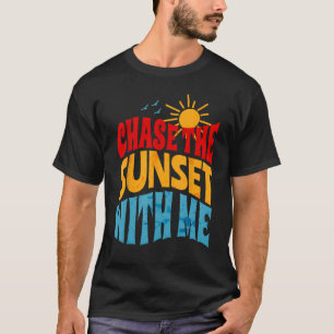 Chase the Sunset med mig Retro Vibes för Summer Va T Shirt