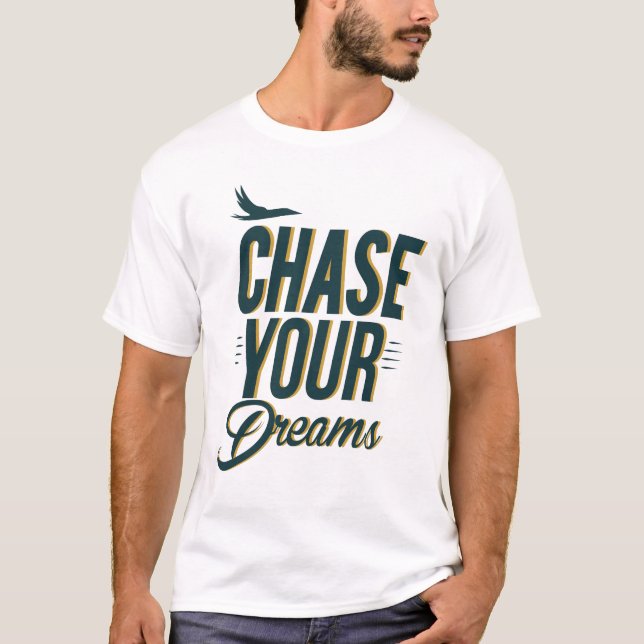 Chase Your Dreams Motivational Typography T-Shirt (Framsida)