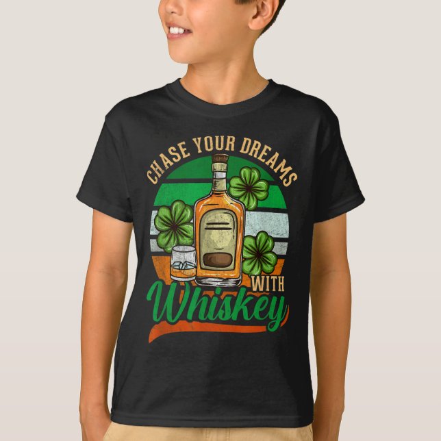 Chase Your Dreams With Whiskey St. Patrick's Day C T Shirt (Framsida)