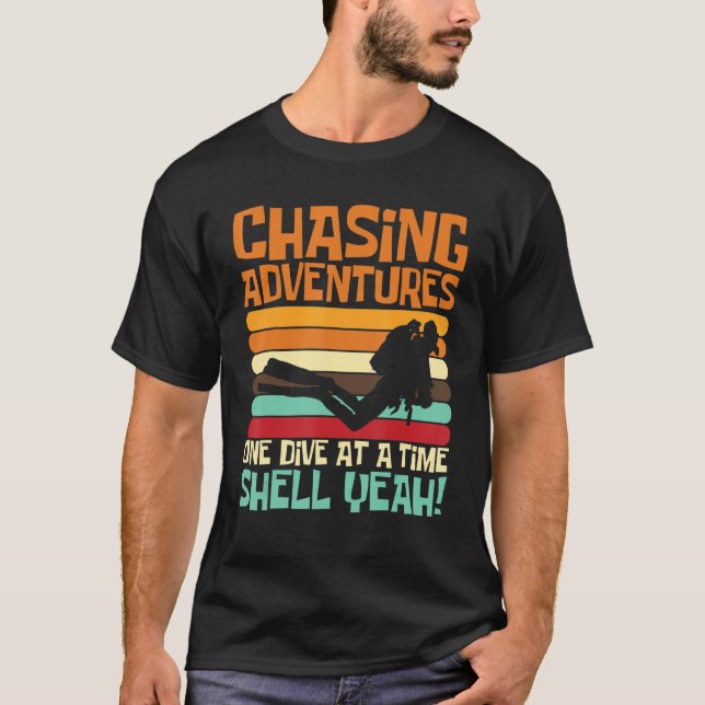 Chasing Adventures One Dive at a Time, Shell Yeah_ T Shirt (Framsida)