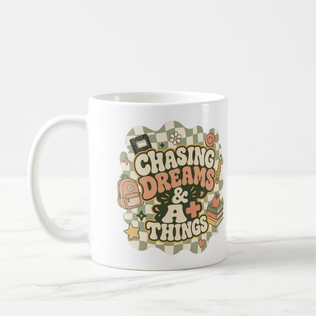 Chasing Dreams & A+ Saker Retro Groovy Student Dek Kaffemugg (Vänster)