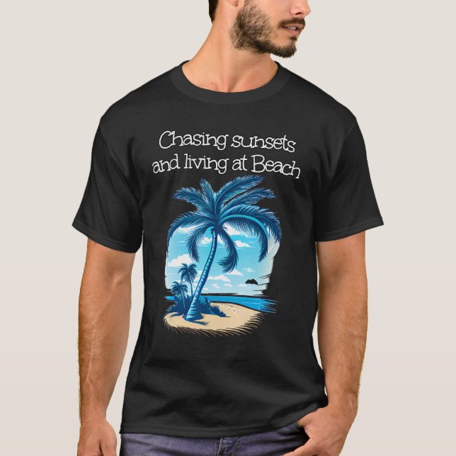 Chasing sunset under Palm Trees and close to Sea T Shirt (Framsida)