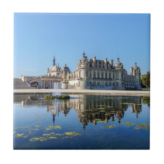 Chateau de Chantilly med reflexion i en damm Kakelplatta (Framsidan)
