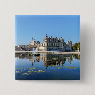 Chateau de Chantilly med reflexion i en damm Knapp
