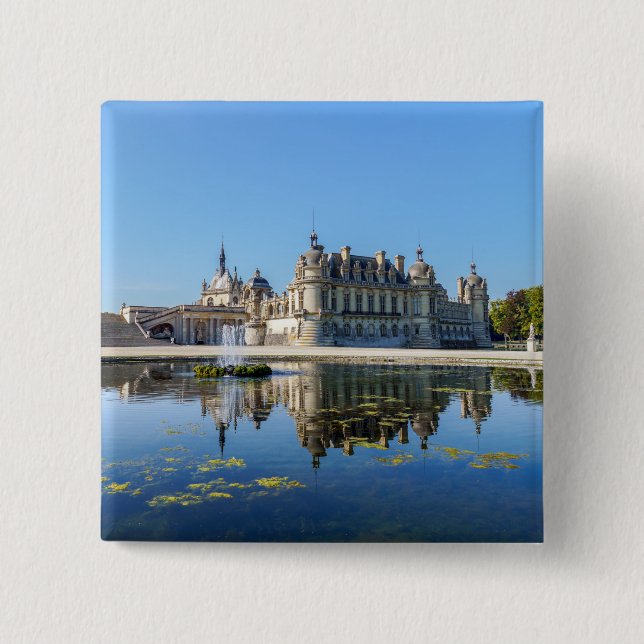 Chateau de Chantilly med reflexion i en damm Knapp (Framsida)