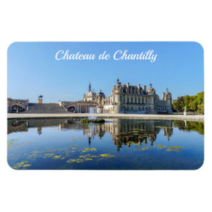 Chateau de Chantilly med reflexion i en damm Magnet