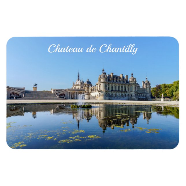 Chateau de Chantilly med reflexion i en damm Magnet (Horisontell)